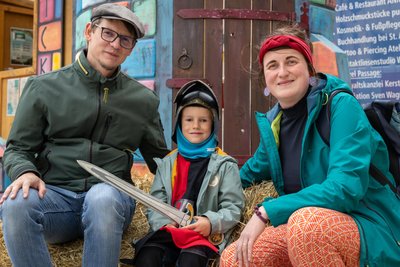 Sie sind aus Steinbach fürs Fabulix nach Annaberg gekommen: Ritter Hanno Dallinger (Mitte) mit Papa Marcel und Mama Maria.