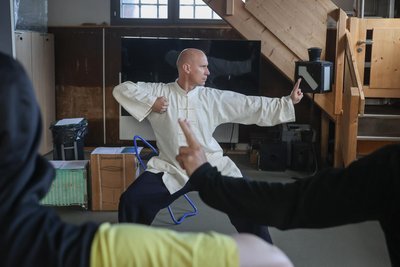 Qi-Gong-Trainer Marcus Wendt bietet Entspannungskurse, die von der Krankenkasse finanziert werden.