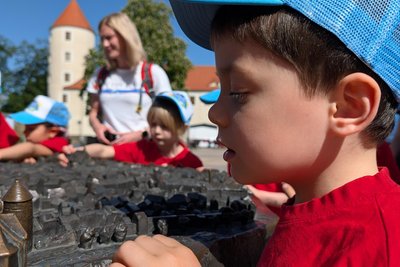 Die besondere Stadtführung für Vorschulkinder vermittelt Freiberger Stadtgeschichte.