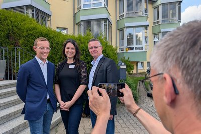 Bürgermeister Thomas Lein (v. l.), Einrichtungsleiterin Jenny Mattheß und Geschäftsführer Jörg Lehmann.