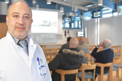 Im Kreiskrankenhaus Freiberg hielt Oberarzt Mohammad Alturkmani eine Vorlesung zum Thema Gelenke.