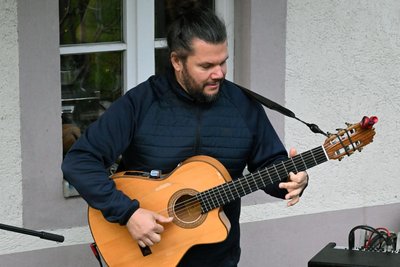 Vicente Patiz begleitete die Eröffnung einfühlsam. Er wird in der Ausstellung am 25. Juli, 17.17 Uhr, noch einmal mit dem Liedermacher KO J. Kokott auftreten.