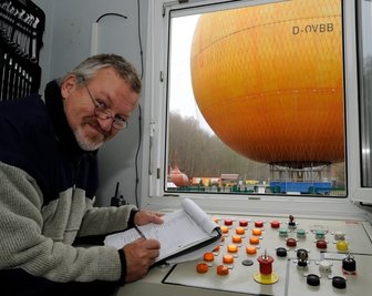Wenn das Wetter es zulässt, hebt der Vogtland-Ballon auch Weihnachten ab. Manfred Dörjer, Betriebsleiter der Ballon-Betreiberfirma GTG Göltzschtal Touristik, bilanzierte am Montag eine Rekordsaison, deren Ende noch nicht abzusehen ist.