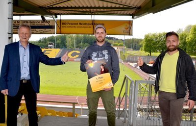 Das Siegerbild (von links): Stadtwerke-Geschäftsführer Peter Kober gratulierte VFC-Ultra Marcus Mosch sowie dem Vereinsvorsitzenden des VFC Plauen, Thomas Fritzlar, zum ersten Platz und dem Preisgeld in Höhe von 2000 Euro. 