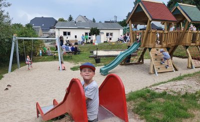 Auch Elias freut sich über den neuen Witzschdorfer Spielplatz. 