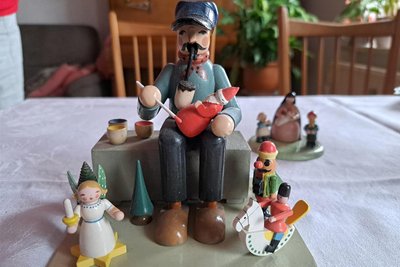 Dieser Spielzeugmacher entstand 1937. Wendt und Kühn fertigten sie im Auftrag der Wanderer Werke Chemnitz.