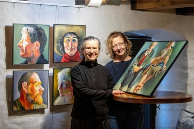 Künstlerin Katharina Probst (links) und Galeristin Steffi Müller-Klug bei den letzten Vorbereitungen für die neue Ausstellung im Malzhaus.