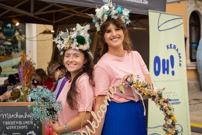 Bei den Blütenfeen Kristina (links) und Nicki aus Oberwiesenthal war am Freitagmorgen bereits eine Schulklasse zu Gast.