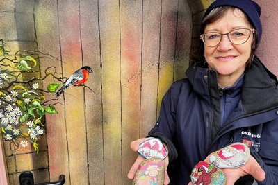 Kerstin Berling aus Schwarzenberg gehört zur Erzi-Stone-Gruppe, die den Adventskalender der bunten Steine diesmal in Schwarzenberg starten Doch anders als sonst üblich, sind die Steinchen im Advent tatsächlich als Geschenk gedacht.