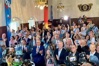 AfD-Wahlparty in der Börse in Dresden mit Spitzenkandidat Jörg Urban (vorn im blauen Anzug).