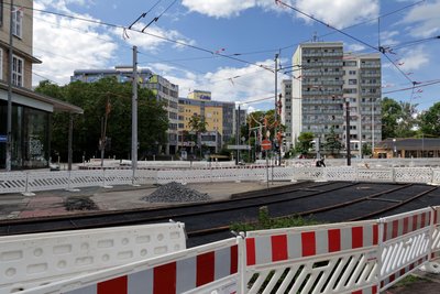 Am Falkeplatz entstehen nicht nur neue Straßenbahngleise. Es werden auch Fuß- und Radanlagen sowie Fahrbahnen erneuert.