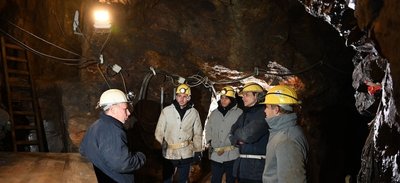 Das Team des FC Erzgebirge Aue, darunter Neuverpflichtung Jann George(3. von rechts) und Veilchen-Teamchef Marc Hensel (2. von rechts), ist ins Besucherbergwerk Fundgrube Weißer Hirsch eingefahren. 