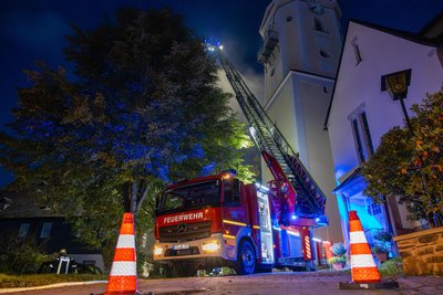 Eine Feuerwehrübung gab es am Montag an der Kirche „Zu unserer lieben Frauen“ in Schneeberg-Neustädtel.