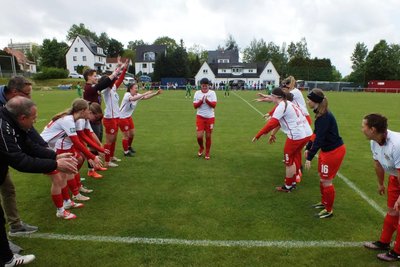 Bei ihrer Auswechslung im Abschiedsspiel lief Susan Heuer durch ein Spalier ihrer Teamkameradinnen.