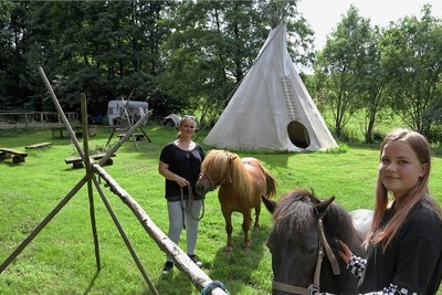 Nadine Obst und Tochter Amy kümmern sich um die Ponys. Nun sollen bald auch wieder Kita-und Grundschulkinder die Tiere füttern, streicheln und auf ihnen ausreiten. 