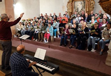 Probe für den Festgottesdienst: Der überkonfessionelle Regionalchor mit Sängern aus Sehma, Cranzahl, Neudorf, Buchholz und Cunersdorf. 