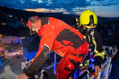 Auch eine Drehleiter war bei der Feuerwehrübung im Einsatz.