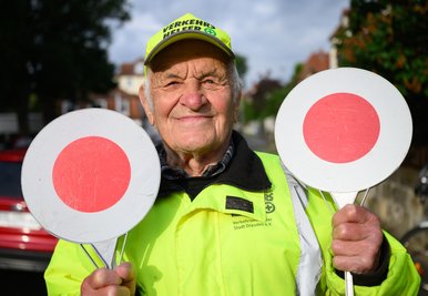 Jeden Morgen ist der 93-jährige Werner Niehle im Einsatz, um in Dresden Kindern beim Schulweg zu helfen. 