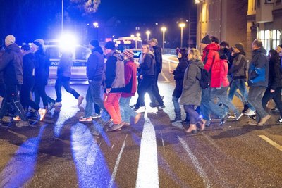 Impfgegner und Kritiker der Corona-Maßnahmen gehen während eines Protest gegen Corona-Maßnahmen und eine mögliche Impfpflicht in Deutschland über eine Straßenkreuzung in Bautzen.