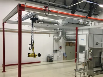Genial einfach: Vier Stahlträger, an deren Köpfen Aluprofile montiert sind, in denen der an Rollen befestigte Kettenzug läuft - fertig ist das Kransystem. Mit dieser in verschiedenen Größen montierbaren Neuentwicklung scheint IWS Heinsdorfergrund in eine Marktlücke gestoßen zu sein. 