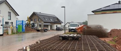 Das Wohngebiet Am Pfarrwald in Lugau. Laut Projektentwickler Erhard Wasmeier kommen die meisten Handwerker, die hier im Einsatz sind, aus Lugau und der unmittelbaren Region. Weil sich das Areal in einem Bereich der Stadt befindet, in dem die Ortsgestaltungssatzung nicht gilt, fallen die neuen Häuser optisch und in der Größe sehr verschieden aus.