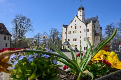 Das Landeserntedankfest wird 2027 am Wasserschloß Klaffenbach gefeiert.
