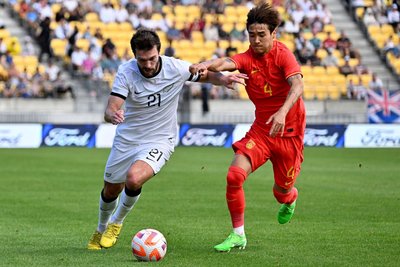 Der neuseeländische Nationalspieler Tim Payne (l) ist schon vor der Fußball-WM zum heimlichen Star geworden. 