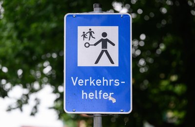 Achtung Verkehrshelfer - Ehrenamtliche helfen Kindern beim Schulweg. 