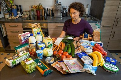 Ein skeptischer Blick auf den Kassenbon: Was Redakteurin Susanne Plecher hier auf dem Tisch hat, soll von Montag bis Freitag reichen.