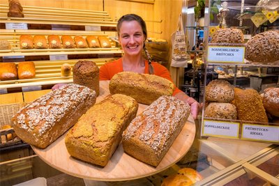 In der Marienberger Bäckerei Oehme bietet Sandy Kellin Kunden auch die Hafer-Quark-Kruste an, die mit Hafer- oder Maisflocken bzw. Roggenschrot dekoriert ist.