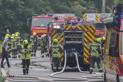 Mit einem großen Aufgebot ist die Feuerwehr in Bernsdorf im Einsatz. Deshalb musste die Untere Hauptstraße gesperrt werden.