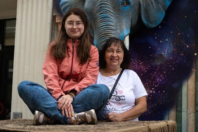 Sindy Schubert (links) hatte Freitag frei und ist mit Mutter Heike Schubert beim Fabulix in Annaberg. Ihr Ziel: Eine Fabulix-Eule kaufen.