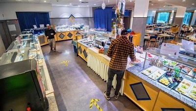 Für die Hotelgäste steht ein reichhaltiges Buffet zur Verfügung. Weil derzeit das Panoramarestaurant geschlossen hat, wird dieses auch Gästen angeboten, die im Hotel nicht übernachten.