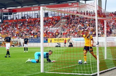 Enttäuschung nach dem 0:1 bei Torhüter Lucas Hiemann (Zwickau), rechts Dennis Borkowski (Dresden).