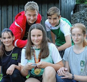 Lana Lippold, Lilly Lange, Anna Schlesinger (v. v. l.) sowie Finn Paul und Luca Zaharanski (h. v. l.) vertraten den Schützenverein Pöhla diese Saison bei der Deutschen Meisterschaft in München. 