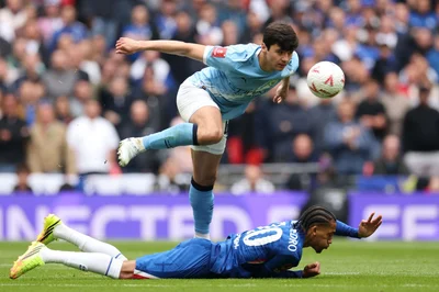 Manchester Citys Abdukodir Khusanov (oben) und Chelseas Joao Pedro kämpfen um den Ball.