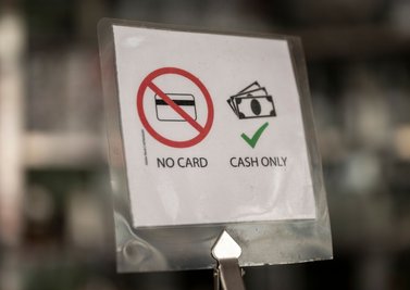 Mancherorts kann man nur mit Bargeld bezahlen. (Symbolbild)