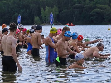 So etwas nennt man Tradition: Bereits zum 28. Mal hat das Oberwaldschwimmen um das Blaue Band in Callenberg stattgefunden - mit 56 Startern in sieben Altersklassen. 