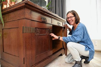 Kommode als besonderes Schmuckstück: Sie steht jetzt im Wohnraum der Ferienwohnung Roland Ranft in Bad Elster, die von Dorit Ullmann und ihrem Partner Michael Schneider betrieben wird.