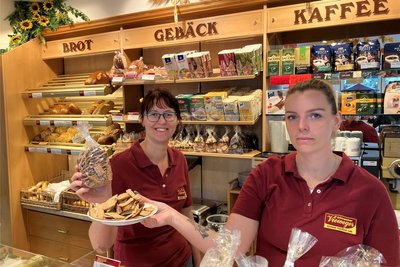 Corinne Billig und Ivonne Pech (von links) von der Bäckerei Vieweger in Grünhainichen präsentieren die Brotchips, die aus übrig gebliebenem Brot hergestellt werden.