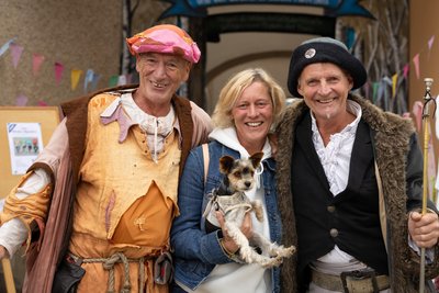 Aline Tippner aus Ingolstdt ist das erste Mal beim Fabulix in Annaberg zu Gast. Hier hat sie Gesellschaft gefunden: Magister von Winterfeld (links) und Herold Nikodemus.