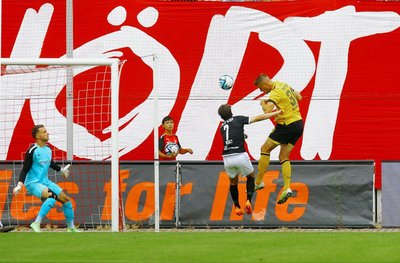 Kopfball von Stefan Kutschke (Dresden), links Torhüter Lucas Hiemann (Zwickau) und Yannic Voigt (Zwickau).