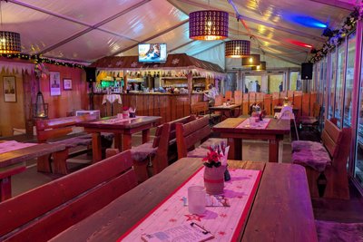 Mit Berghütten-Charme bietet die Winterbar perfekte Entspannung und köstliches Essen.