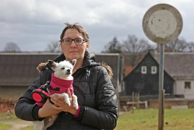 Mit Luna geht Peggy Pöcker jeden Morgen Gassi. Am 21. März wurde der Chihuahua Zielscheibe eines Angriffs, den die Hundebesitzerin abwehren musste – mit schlimmen Folgen.