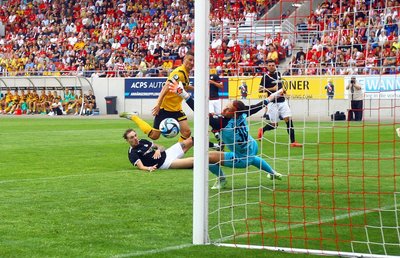 Stefan Kutschke (Dresden) überwindet Torhüter Lucas Hiemann (Zwickau) zum 0:2, am Boden Sandro Sengersdorf (Zwickau).