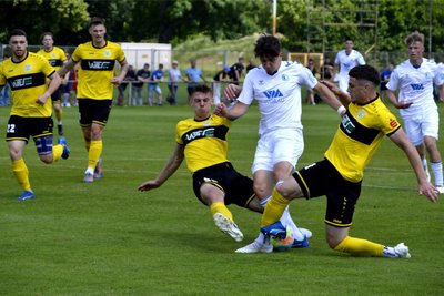 VFC-Kapitän Tom Fischer (Bildmitte) unterlief beim 2:1-Sieg in Magdeburg (weiße Trikots) in der Schlussminute ein Eigentor.
