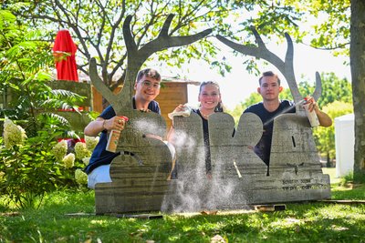 Pascal Sobeck, Aileen Hungler und Blixa Schirmer (von links) bereiten das Sika-Festival vor, das am Freitag erstmals im Sonnenlandpark Lichtenau stattfindet.