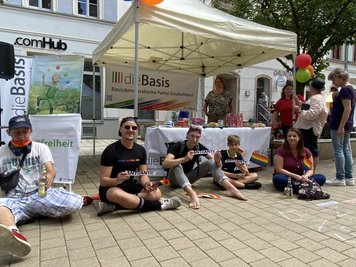 Vertreter des CSD-Vereins in Chemnitz und Anwohner des Brühls protestieren vor einem Stand der Partei "Die Basis". 