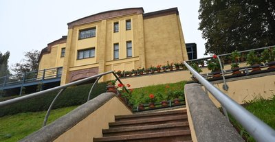 Die Villa wurde 1902/1903 von Henry van de Velde für den Chemnitzer Strumpffabrikanten Herbert Esche entworfen. Heute gehört das Gebäude dem städtischen Großvermieter GGG und dient als Kulturforum. 