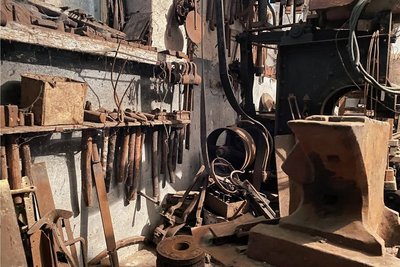 Als hätte der Schmied gerade sein Werkzeug abgelegt: So sieht es in der alten Schmiede in Mühlbach aus.